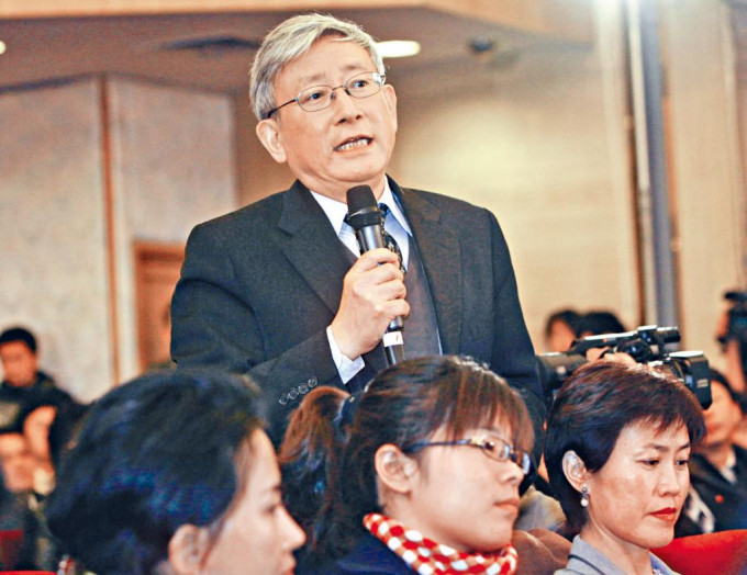 于○七年，曹景行在北京采访全国两会。
