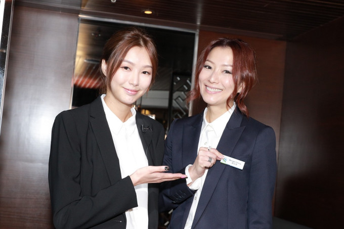 Sammi(右)与赵颂茹齐拍银行广告。