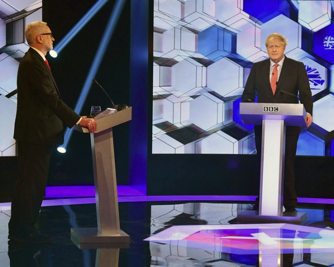 约翰逊与郝尔彬进行选前最后一场电视直播的辩论。AP
