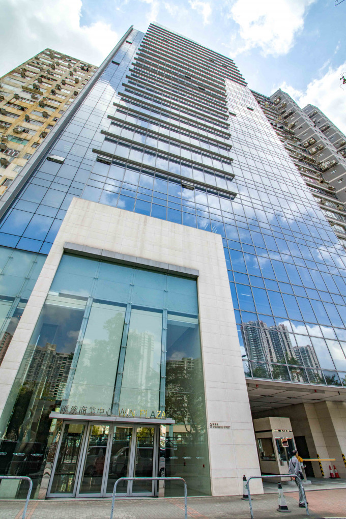 匯達商業中心頂樓全層現正推出放售及放租。