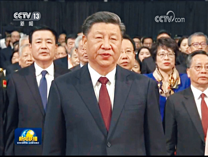 ■王小洪(左)陪同習近平出席慶祝澳門回歸二十周年大會。