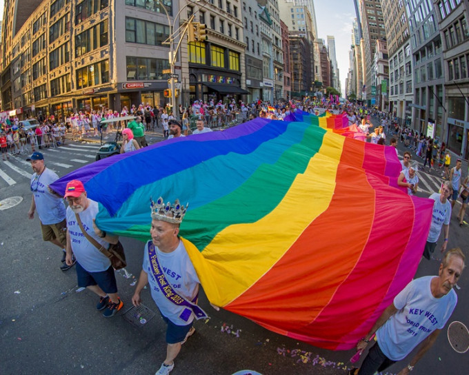 数以百万人周日齐集纽约街头参加同志骄傲大游行。AP