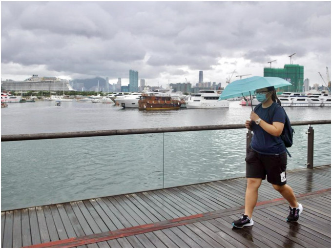 今日間中有驟雨及狂風雷暴，初時部分地區雨勢較大。日間短暫時間有陽光。資料圖片