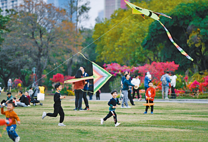 深圳兒童在公園放風箏。