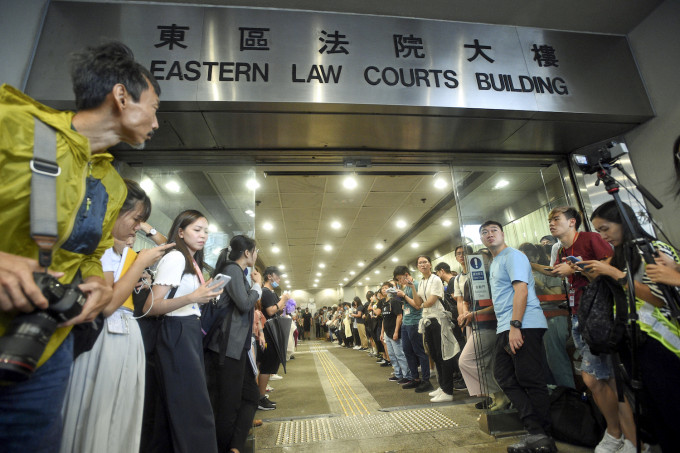 44名被控暴動罪的示威者今日在東區裁判法院提堂。