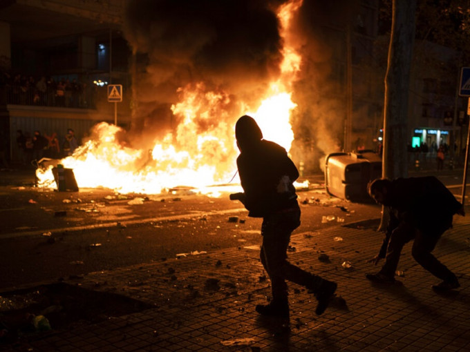 巴塞隆拿爆发警民冲突。AP