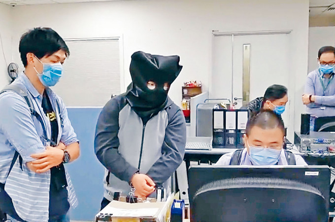 涉嫌在網上大量發布煽動暴力的無綫員工,被捕後遭押返工作地點蒐證。