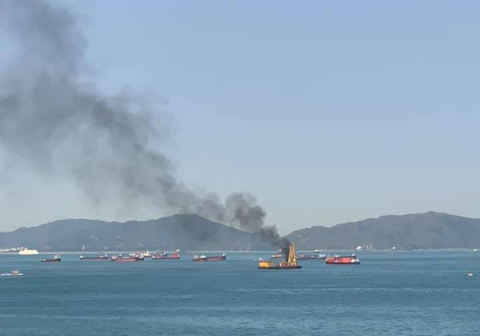 昂船洲海面躉船起火。 香港突發事故報料區FB/網民Michael Wong‎圖