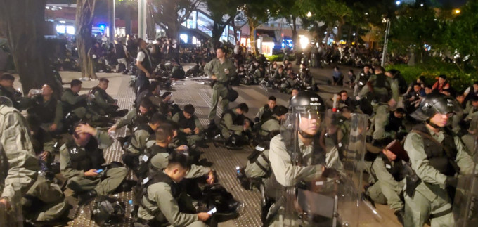 防暴警察在沙田大會堂外就地休息。