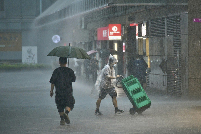 今早市區的雨勢非常大，市民外出都難免濕身。