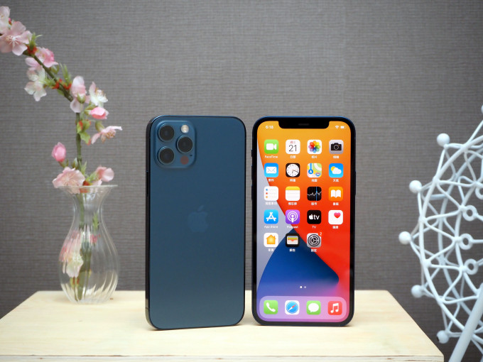 ●同為6.1吋的iPhone 12 Pro(左)及iPhone 12明日登場。