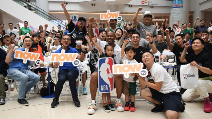   球星馬貝利周六現身香港商場睇波派對，與球迷一起欣賞NBA總決賽。 吳家祺攝