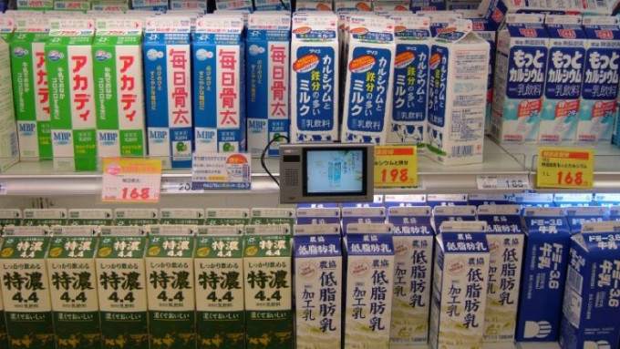 日本传媒指，当地生产牛奶滞销，将有5千吨牛奶将被废弃。（网上图片）