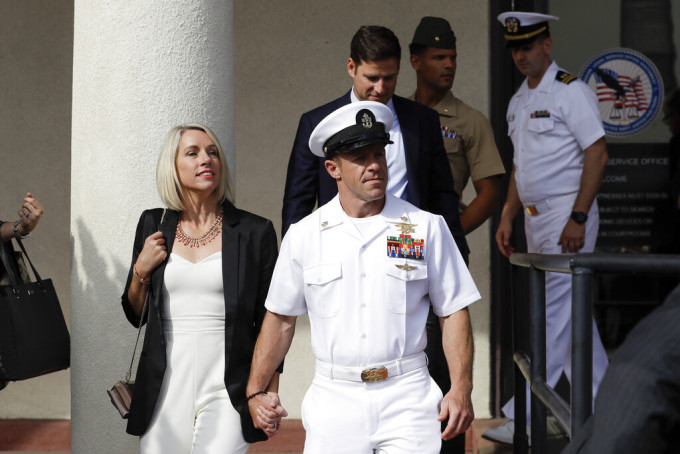 加拉格爾穿著白色海軍軍服、胸前扣滿勳章出庭。 AP