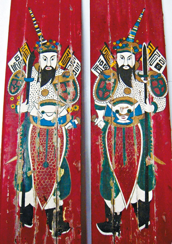 吉澳天后宫内一对绘上「鬼佬门神」与「鬼佬财神」的木门。