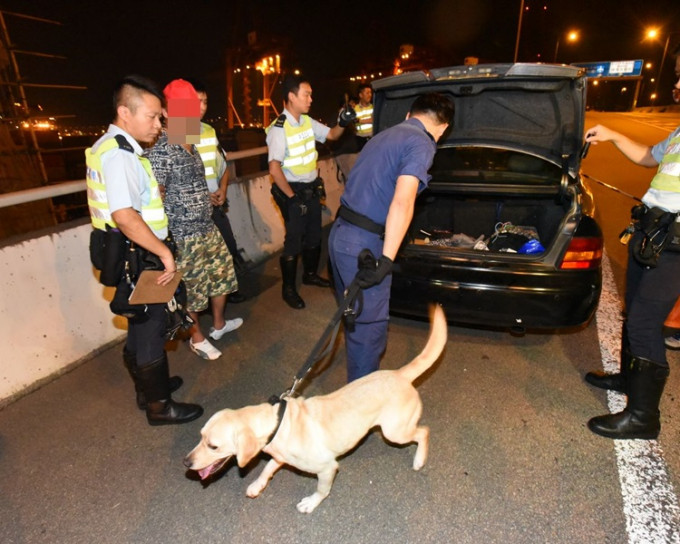 警查车检武器假车牌，两南亚汉被捕。