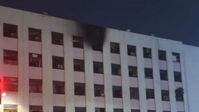 旧城区一座5层高的住宅大楼起火。