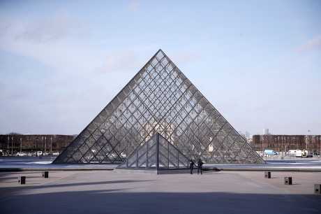 一名男子擬持刀闖進巴黎羅浮宮。AP