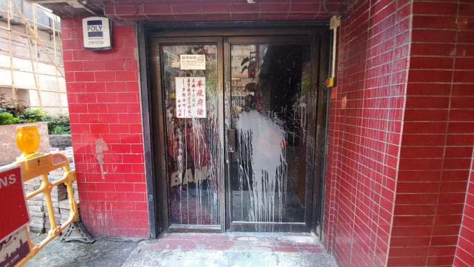 遊戲機中心的大門玻璃遭人淋潑漆油。 林思明攝