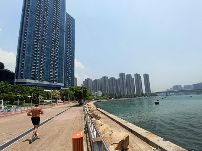 本港地區今日酷熱，風勢輕微。
