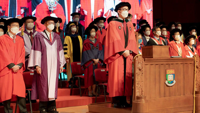 医务衞生局局长卢宠茂(左三)今日现身港大医学院毕业礼，在讲台上致辞的为院长梁卓伟。