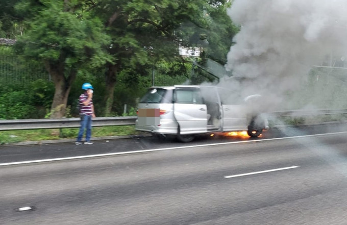 私家車起火，司機及時逃生。 TaiPo 大埔FB圖