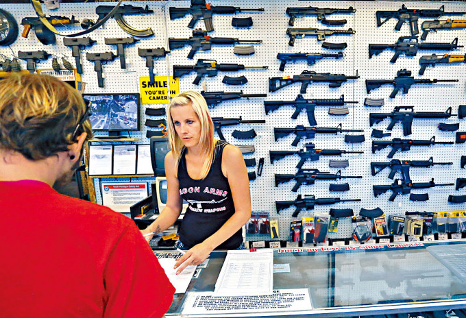美國科羅拉多泉一家槍店。　