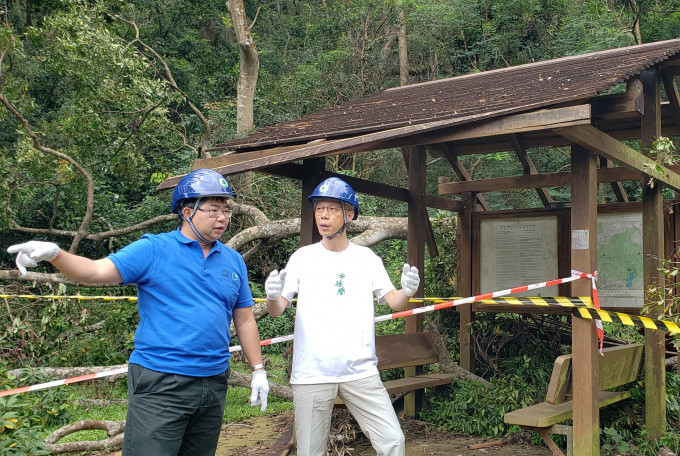 黄锦星（右）在渔护署署长梁肇辉（左）陪同下到访城门郊野公园。政府新闻处图片