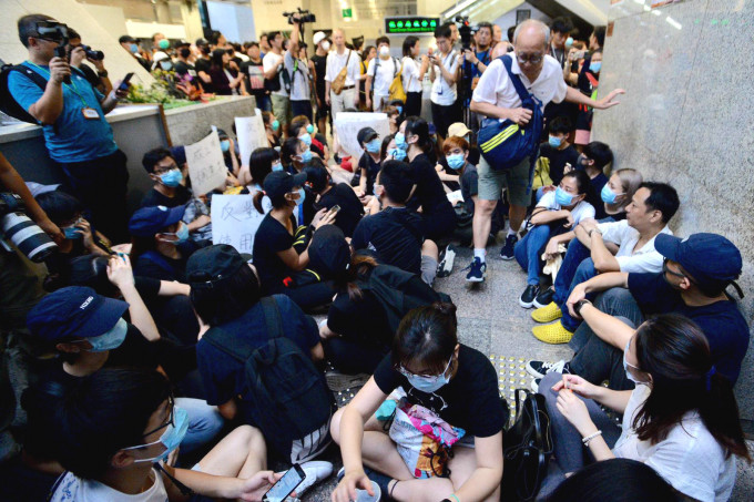 示威者佔據稅務大樓大堂阻礙市民及職員進出。