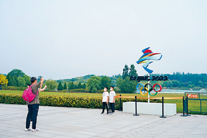 中秋小長假，遊客在北京奧林匹克森林公園南園拍照留念。
