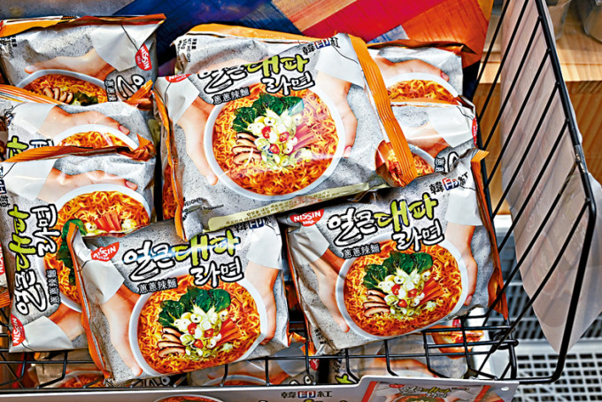韩印红最近首度与日清食品联乘，共同研发葱葱辣面。