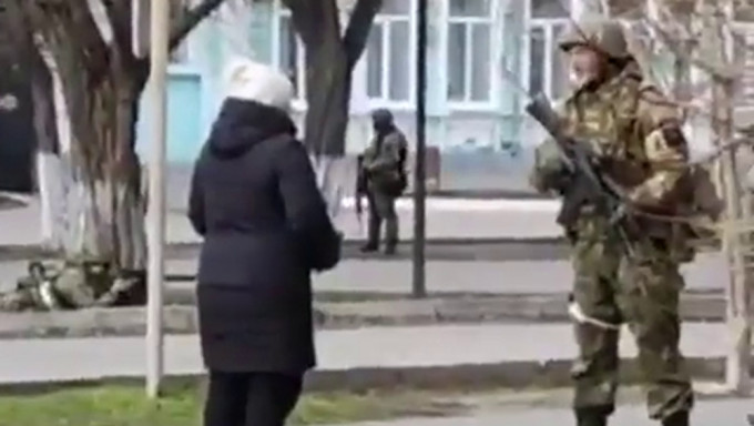 乌克兰大妈单挑俄罗斯军人。
