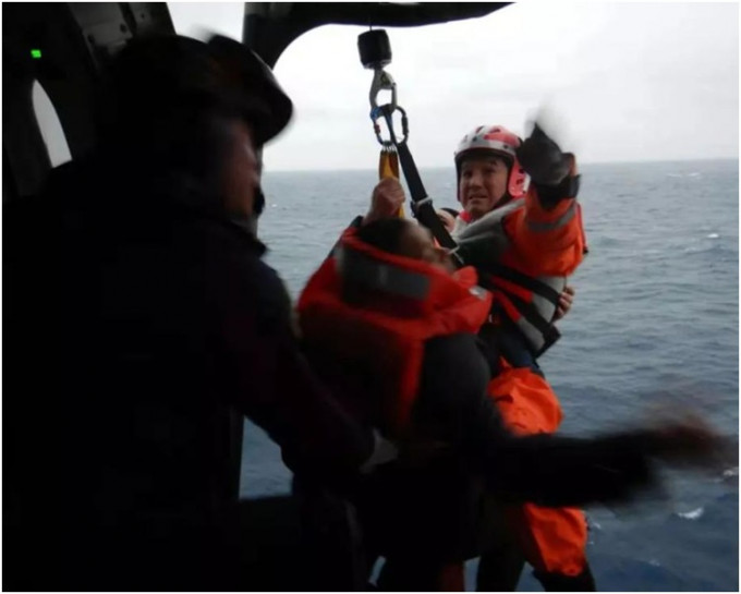 直升机将11人逐一救上岸。 网图