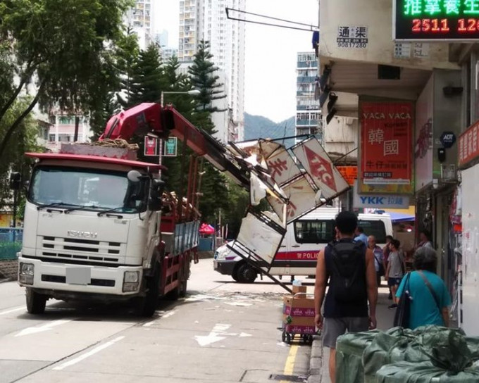 大半個招牌損毀脫落半天吊。圖：網民Fox KF Lo‎香港突發事故報料區