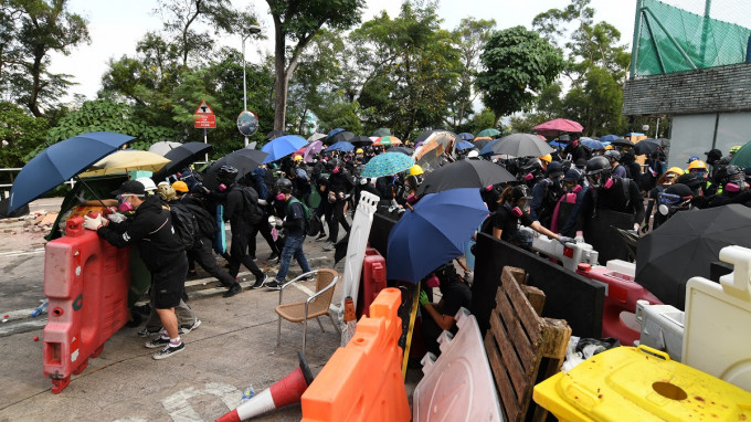 本港示威者堵路破壞與警方爆發衝突。資料圖片