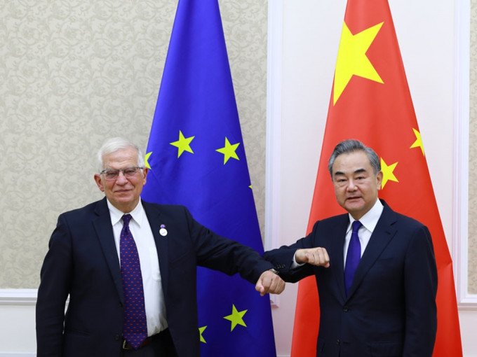 歐盟外交與安全政策高級代表博雷利（左）與國務委員兼外長王毅（右）會面。外交部相片