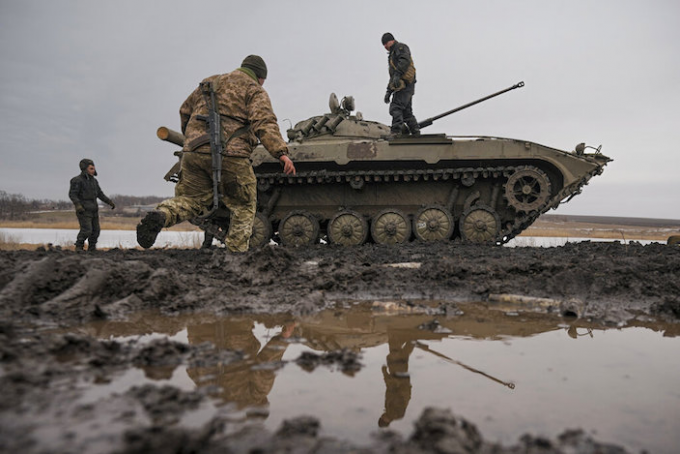 烏克蘭和俄羅斯在兩國邊境地區部署了大量軍事人員和裝備。AP圖片