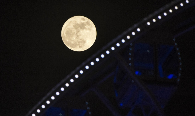 本港上空將出現今年首次超級月亮。新華社圖片