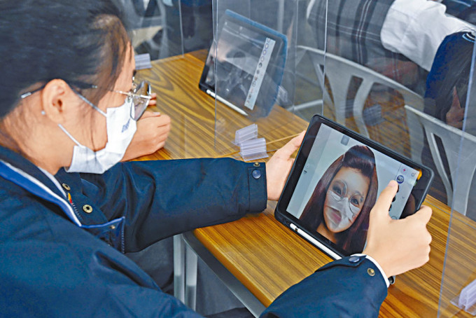 教育局更新《香港學生資訊素養》學習架構，中學階段涉及「深度造假」議題。