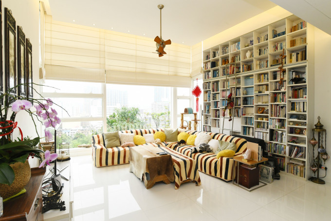 大廳面積寬敞，牆身及地板均選用白色作主調，使一室更為明亮。