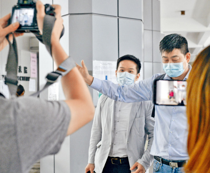 洪志傑(左)質疑當時選舉結束後其選舉代理被趕出票站。