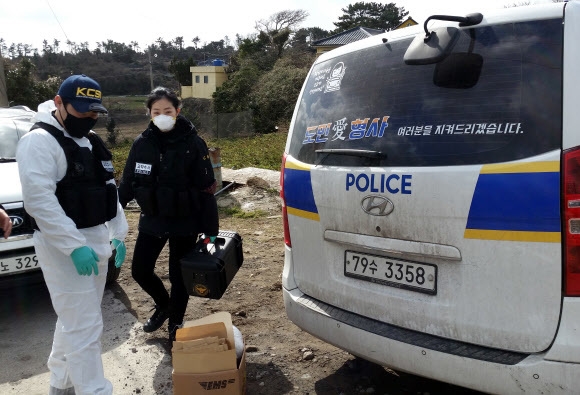 济州警方发现一名年约20多岁女子的尸体，并将证据带回。（网图）