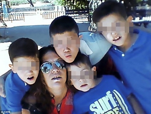 西班牙4名男童以爲母親因感冒生病而熟睡，竟陪伴母親的屍體一周。 網上圖片