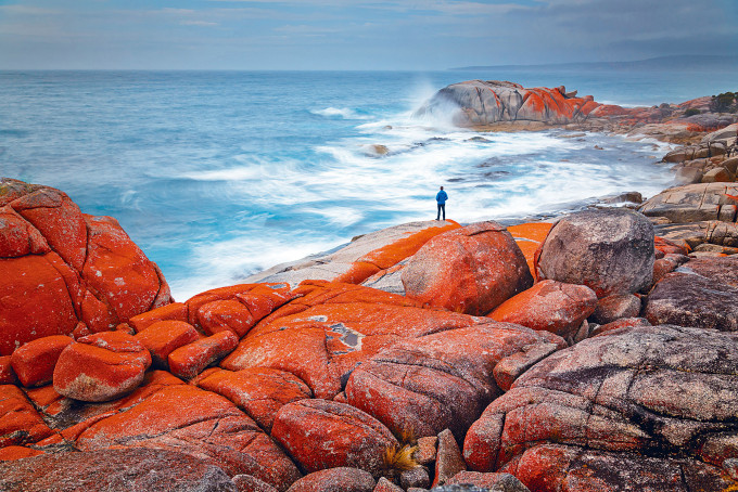 塔斯曼尼亚火焰湾地区，约有五十公里长的海岸綫，并以幼白沙滩及长满橙红色地衣的岩岸见称。