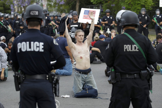美國非裔男子弗洛伊德被白人警察暴力跪殺引發抗議。AP