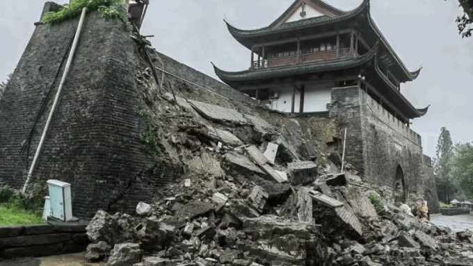 水亭門城牆一段因暴雨局部坍塌。（微博）