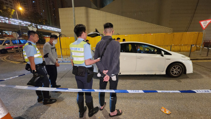 警方拘捕车上2名男子。
