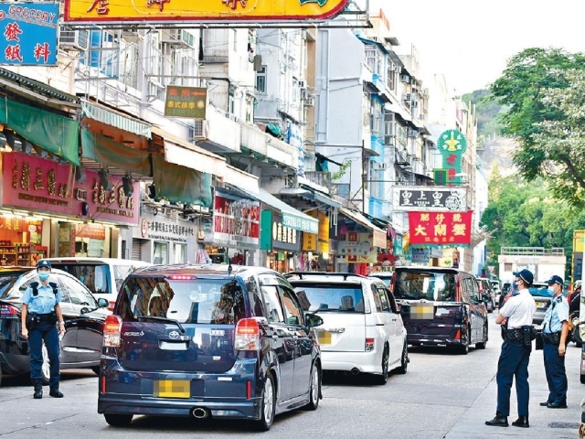 九龍城三條旺街數十個公共泊車表位，長期被「泊車黨」霸佔，並以兩小時六十元向車主出租，非法濫用公共設施牟利。