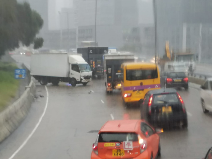 貨車疑因路滑撞壆。