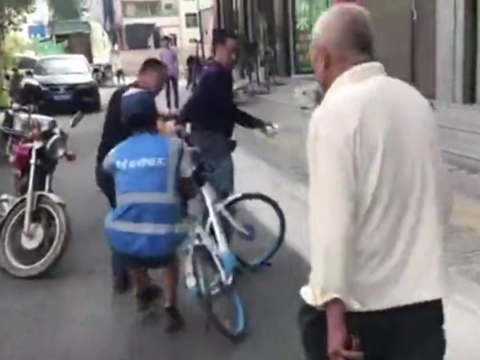 共享单车职员回收单车遭遇福州村民暴力阻挠。（网图）